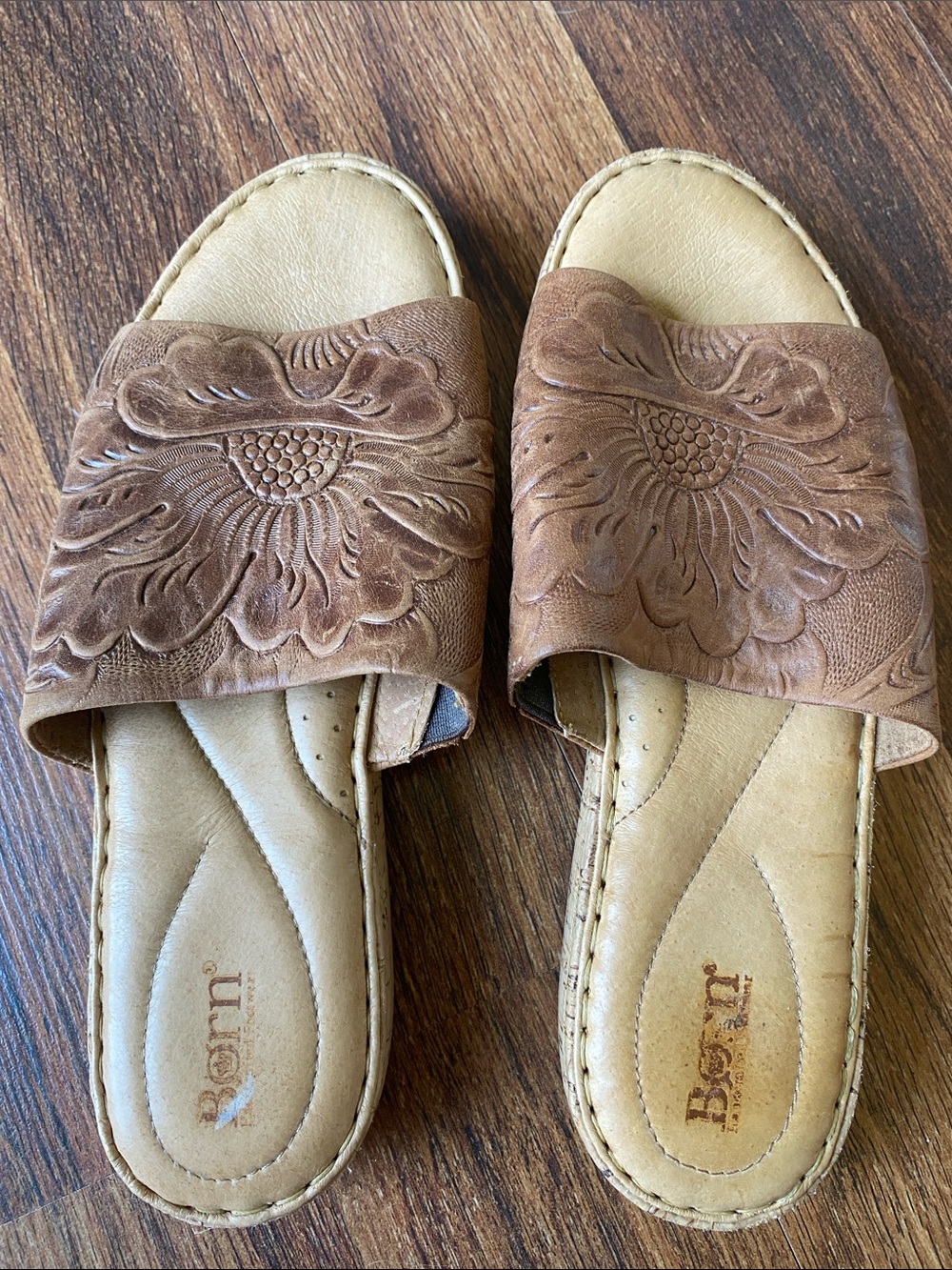 Born “Fishlake” tooled leather slide sandal Sz 9 medium width tan - Picture 1 of 6
